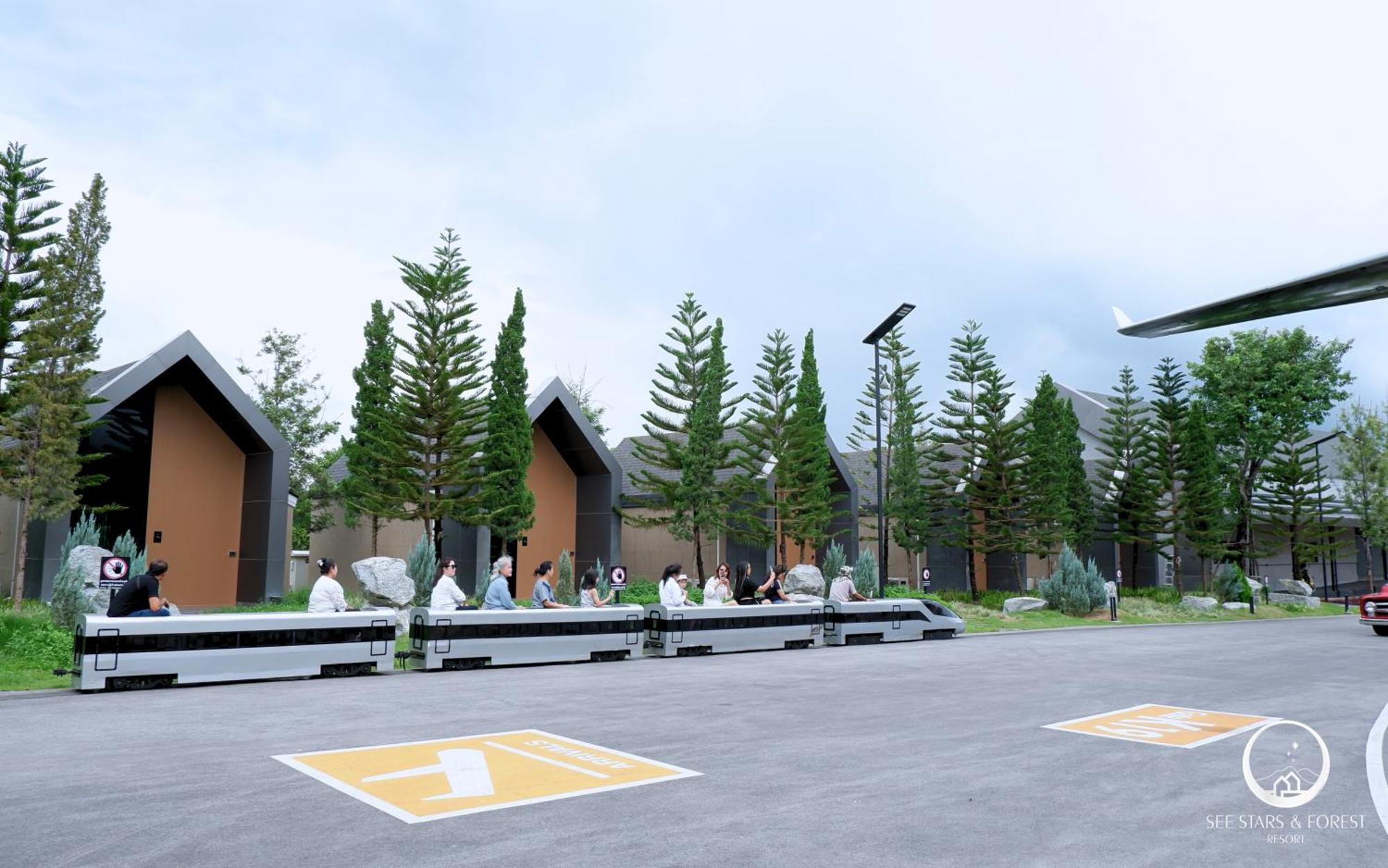 See Stars & Forest Resort Amphoe Sawang Daen Din Bagian luar foto